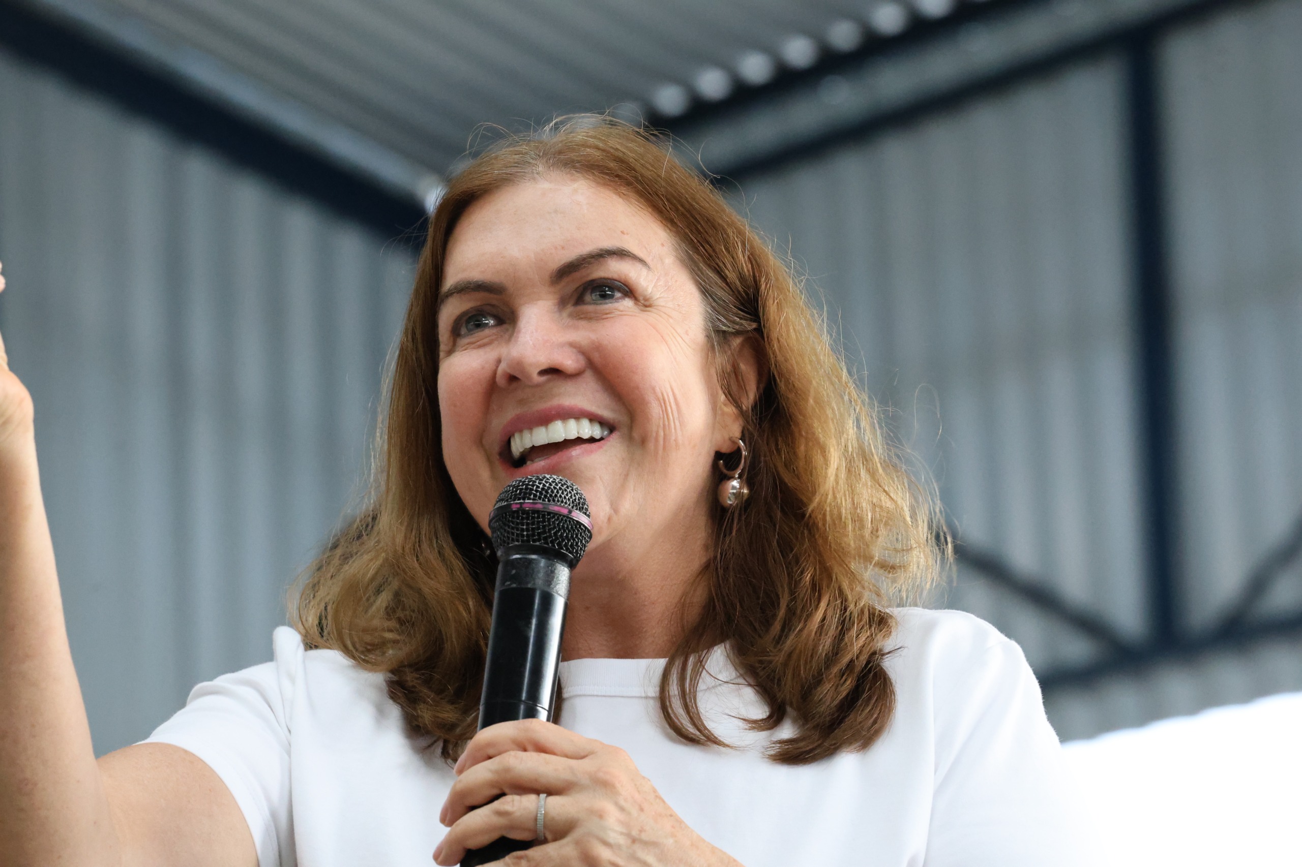 Prof. Fátima Gavioli discursando para a comunidade