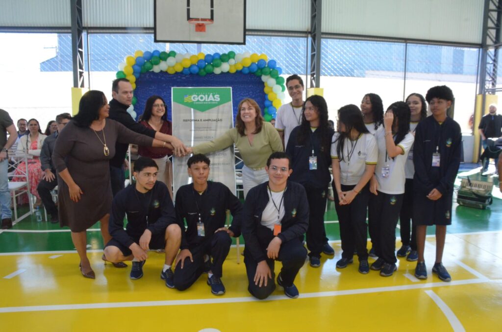 Abrindo "Fátima Gavioli inaugura a reforma e ampliação do Colégio Estadual Miltes Furquim de Oliveira, em Rio Verde, ao lado do deputado estadual Cairo Salim, diretores da Regional de Educação e gestores da unidade escolar